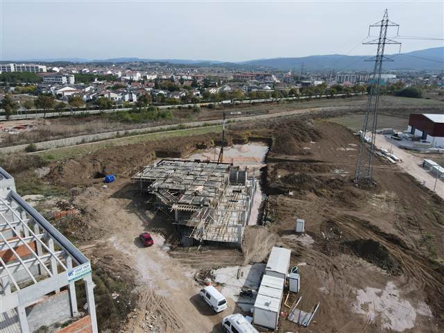 Biga Ticaret Park — şantiye genel görünümü, Ekim 2026 (havadan, kaba inşaat)